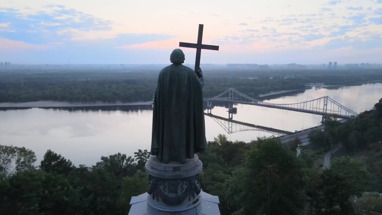 키예프, 우크라이나: 아침 새벽에 블라디미르 대왕의 기념비