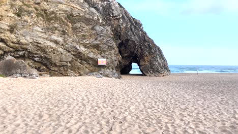 höhle am strand am meer irgendwo an den schönen stränden portugals