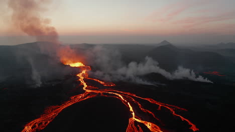 Vista-Aérea-Panorámica-Del-Paisaje-Matutino-Con-Corrientes-De-Lava-Fundida-Que-Fluyen.-Volcán-Fagradalsfjall.-Islandia,-2021