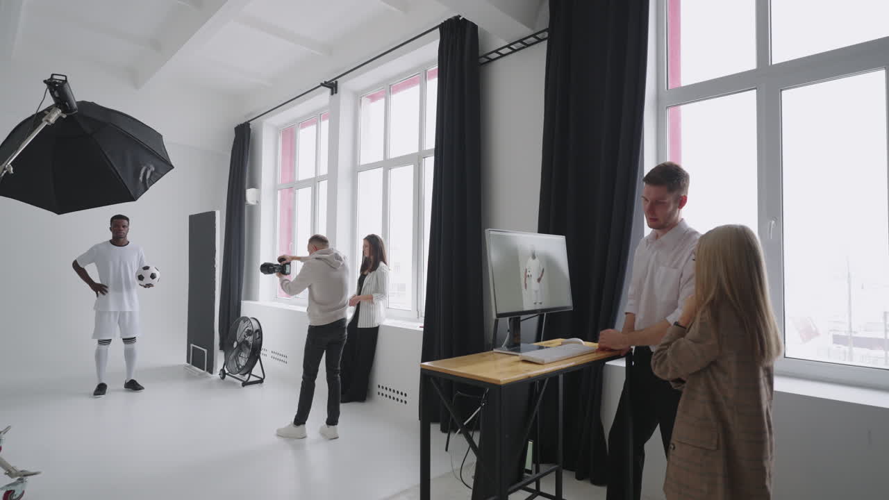 잡지 의 스튜디오 에서 아프리카계 미국인 축구 선수 의 전문적 인 사진 촬영 의 무대 뒤