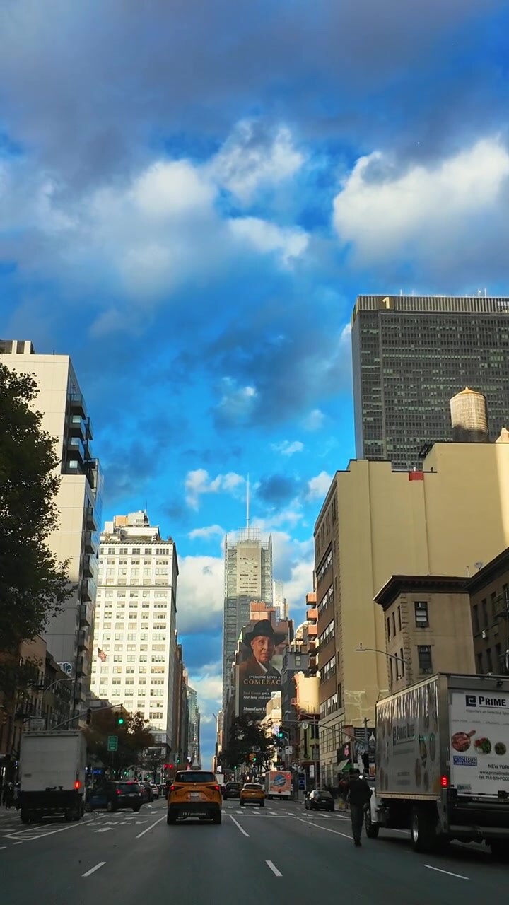 New York, USA, 25 agosto 2025: Cielo nuvoloso sopra una strada di Manhattan. Ampia vista di una strada di Manhattan con nuvole drammatiche sopra.