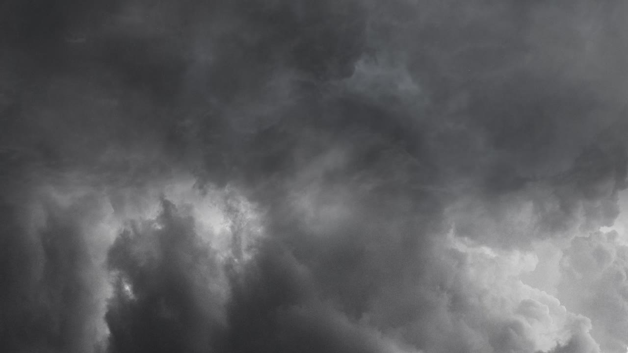 thunderstorms in growing cumulonimbus clouds