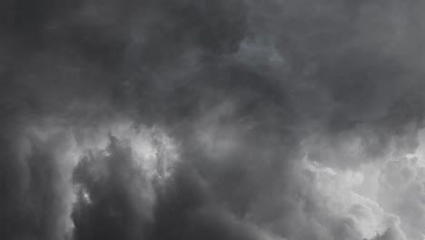 tormentas eléctricas en nubes cumulonimbus crecientes