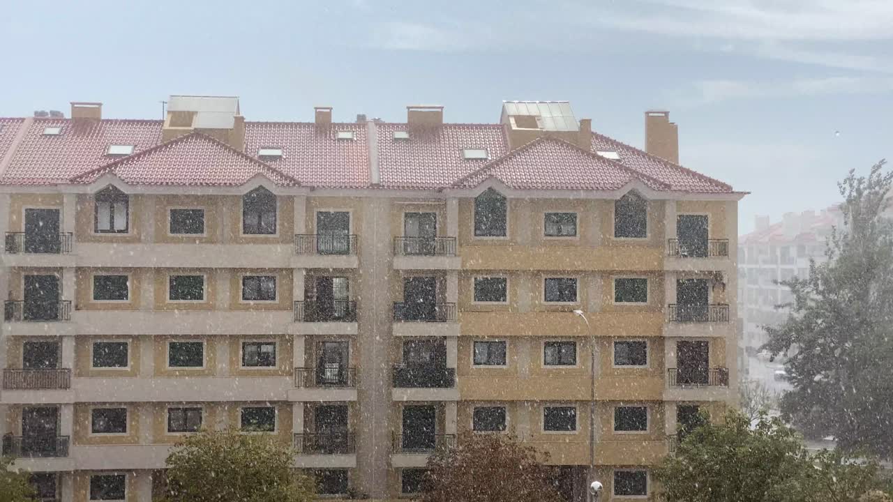 비 내리는 텅 빈 도시 거리