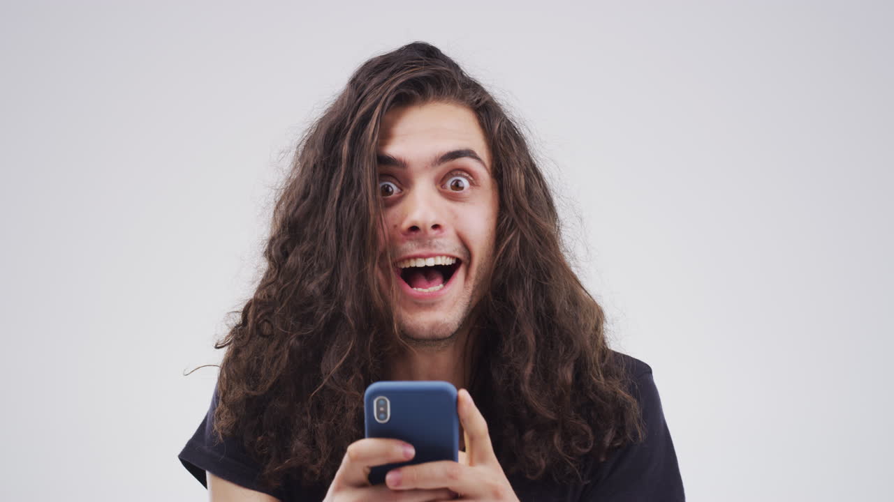 Uomo sorpreso che guarda il telefono