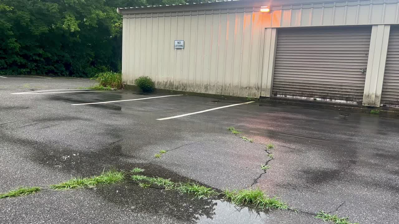 어두운 거리 모 ⁇ 이에 방황하는 표지판이 없습니다.