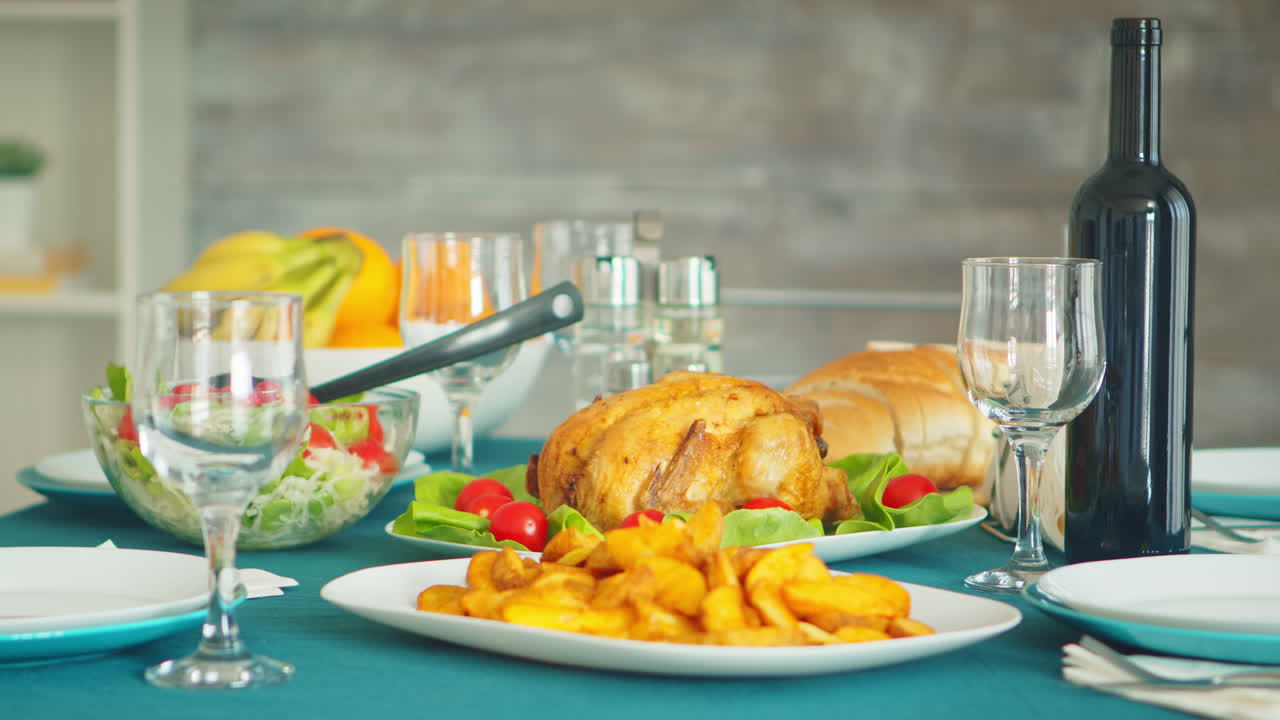 delicioso pollo asado en la mesa