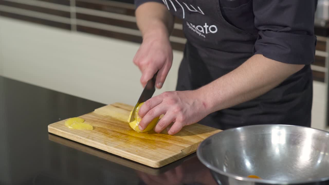 Chef che Taglia un Limone