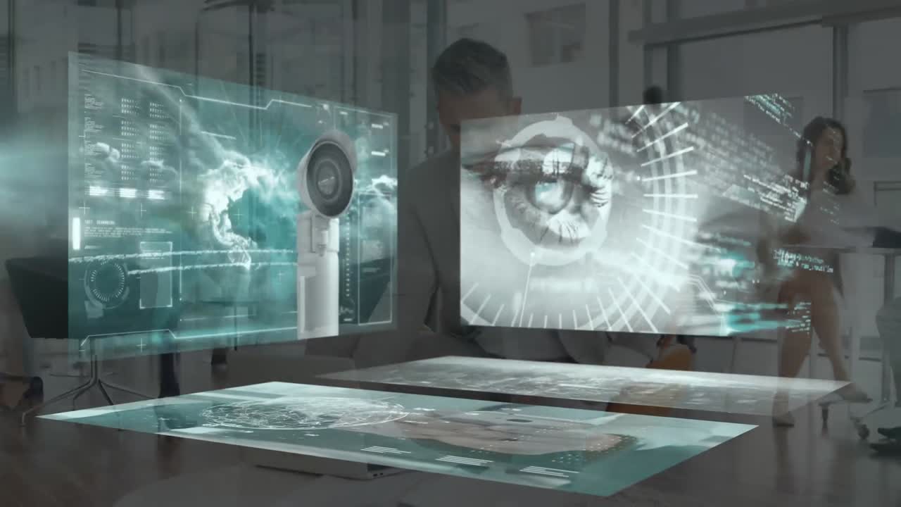 animación del procesamiento de datos en pantallas sobre una mujer de negocios