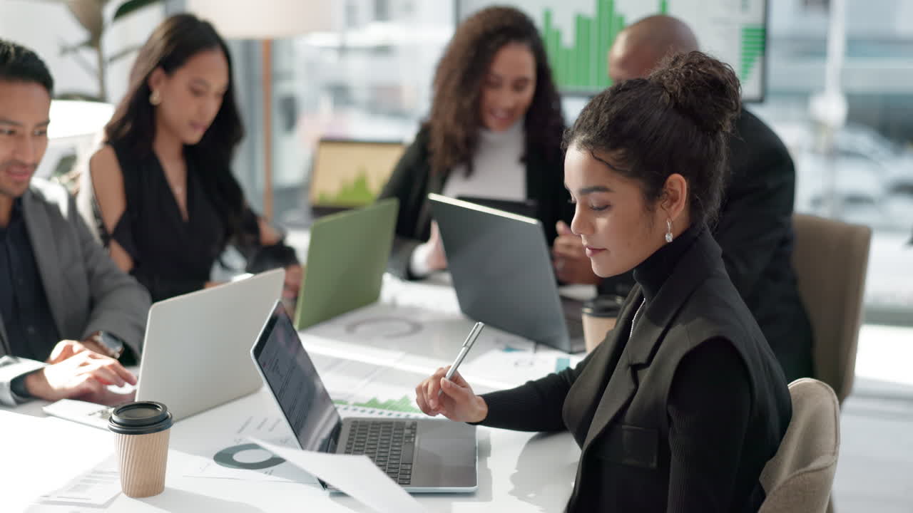 mujer en una reunión en la oficina con una computadora portátil