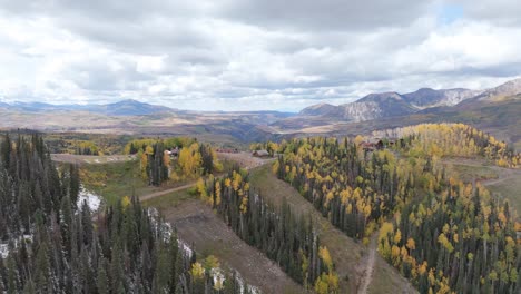 Building-on-hill,-Autumn-in-Telluride,-Colorado