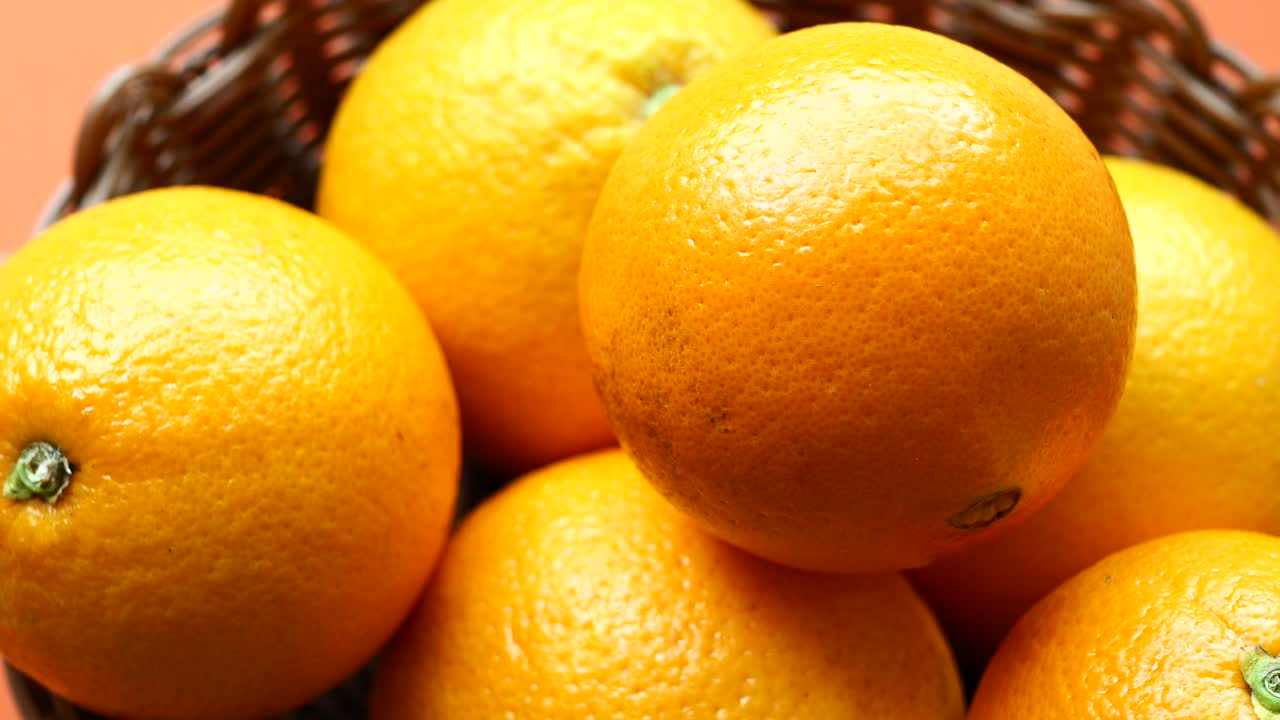 Primo piano di fetta di frutta arancione in una ciotola