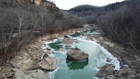 Rollen-Sie-Einen-Schuss-Gefrorenes-Fluss-Treibholz-Herunter