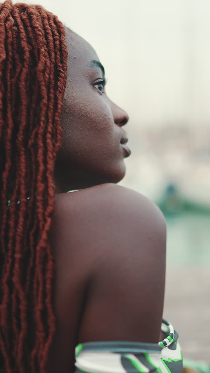 Ritratto di una donna con i dreadlocks