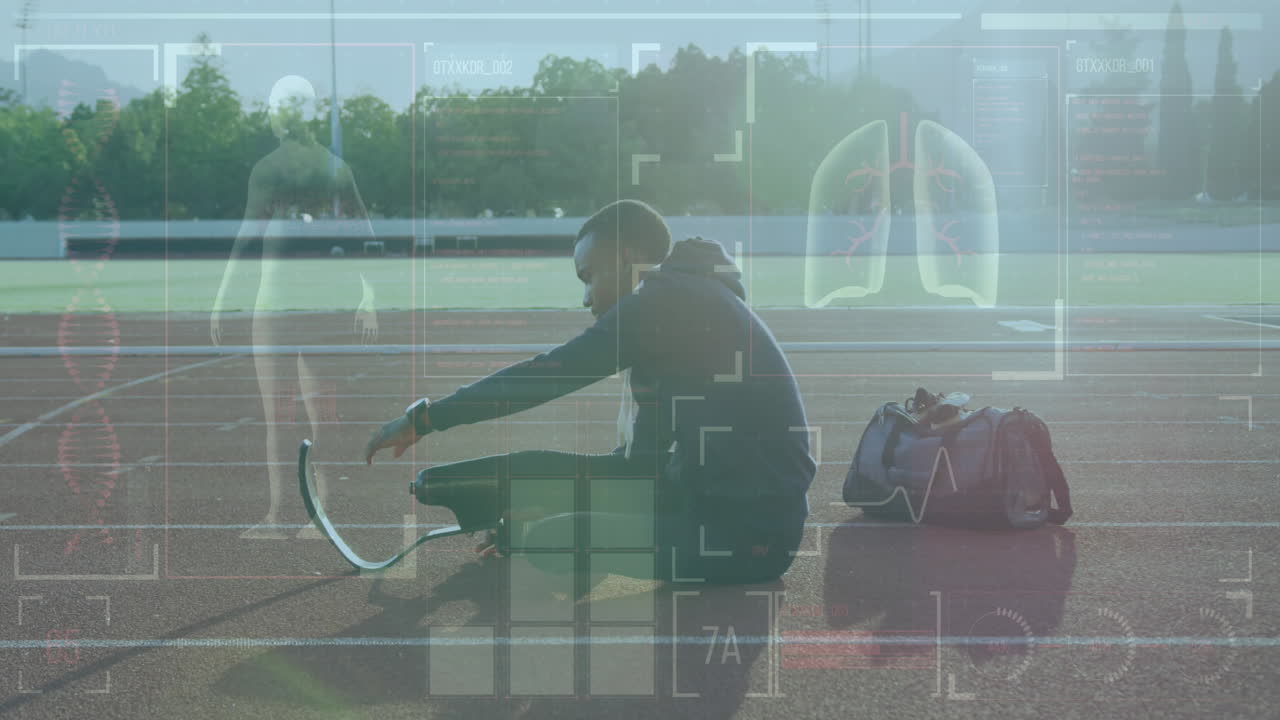 레이스 트랙에서 달리기 블레이드를 가진 장애인 남성 운동 선수에 대한 디지털 데이터 처리 애니메이션