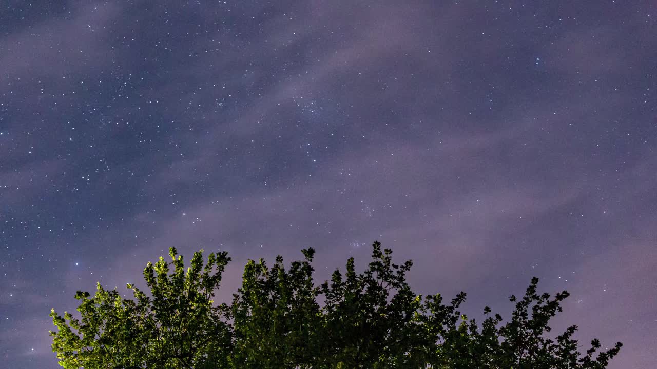 토스카니아의 시골에서 밀키웨이의 4k 타임 스