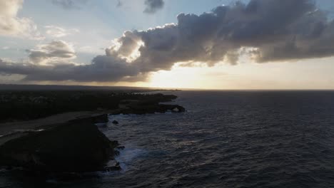 Puesta-De-Sol-Sobre-La-Playa-En-Arecibo-Puerto-Rico-Con-Un-Dron-Sobre-Una-Costa-Rocosa-4