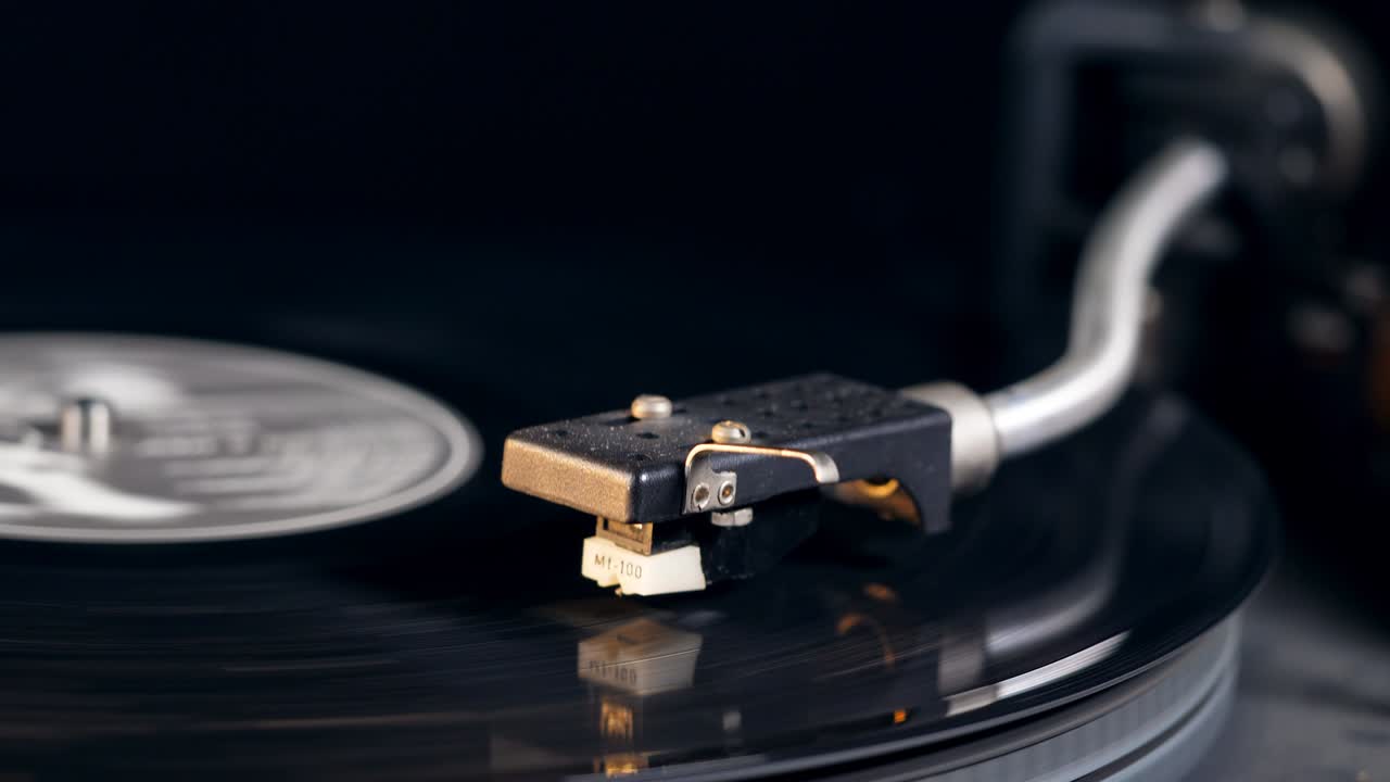 스타일러스는 비닐 디스크에 내려오고 있습니다.