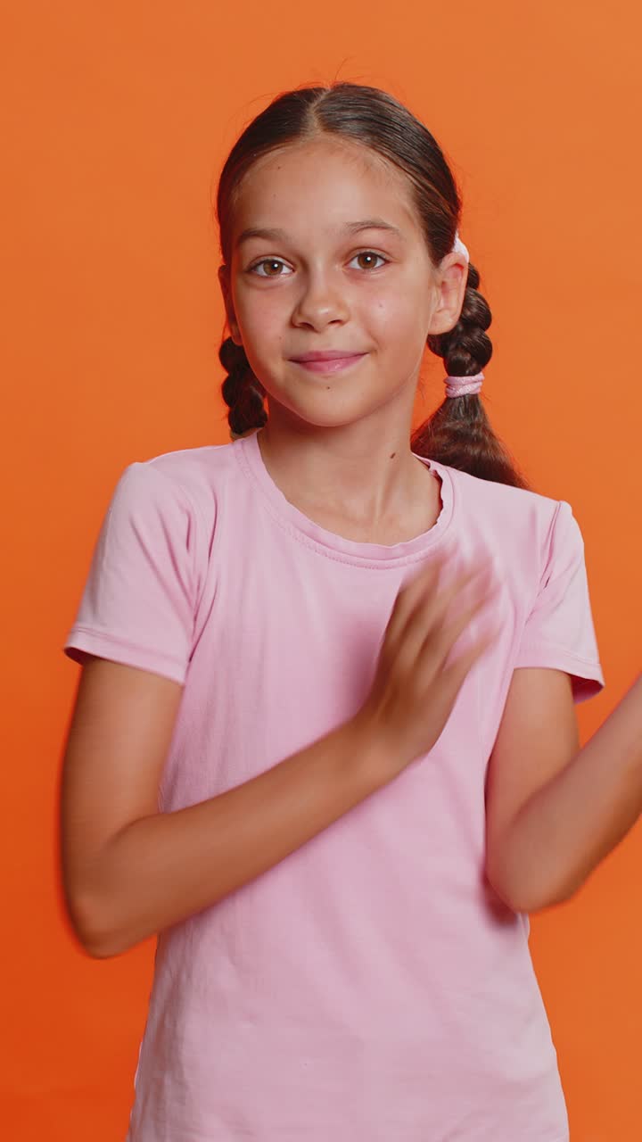 niño preadolescente feliz niña niño sonriendo mirando a la cámara soñando descansando buenas noticias sentirse satisfecho