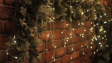 decorazione delle luci di natale nella casa di famiglia, vista sullo sfondo dell'albero di natale decorato, vacanze di natale