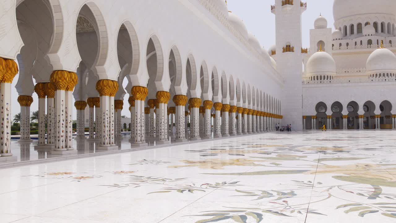 luce di giorno estiva dell'interno della moschea principale 4k