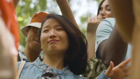 야외 음악 축제에서 친구들