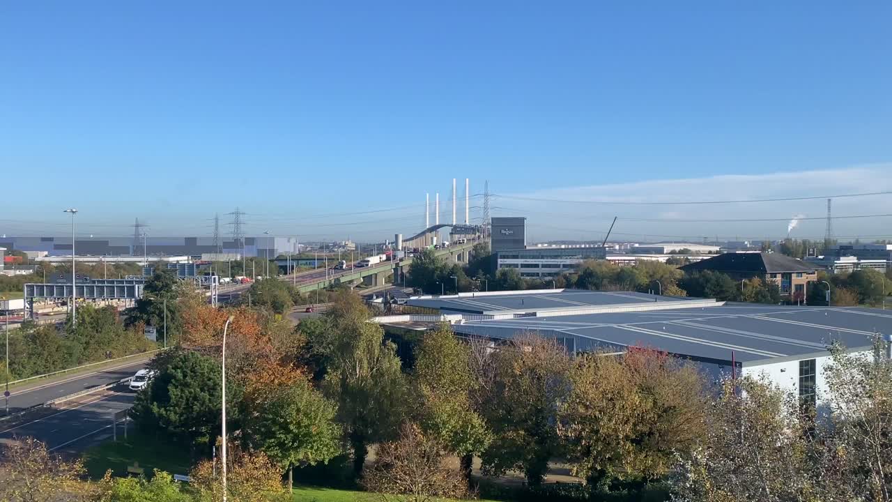 timelapse del puente de cruce del río dartford-thurrock londres kent camiones coches y camiones en un día soleado