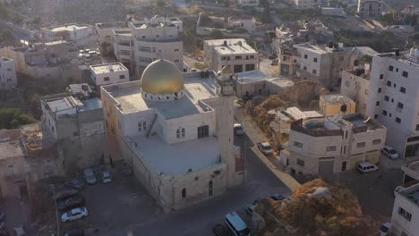 la cúpula dorada de mosue en el campamento de refugiados de anata, palestina, israel, aérea