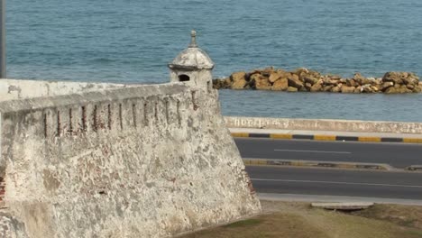 Das-Meer-Und-Der-Wachturm-Der-Festung-Castillo-De-San-Felipe-De-Barajas,-Cartagena,-Kolumbien