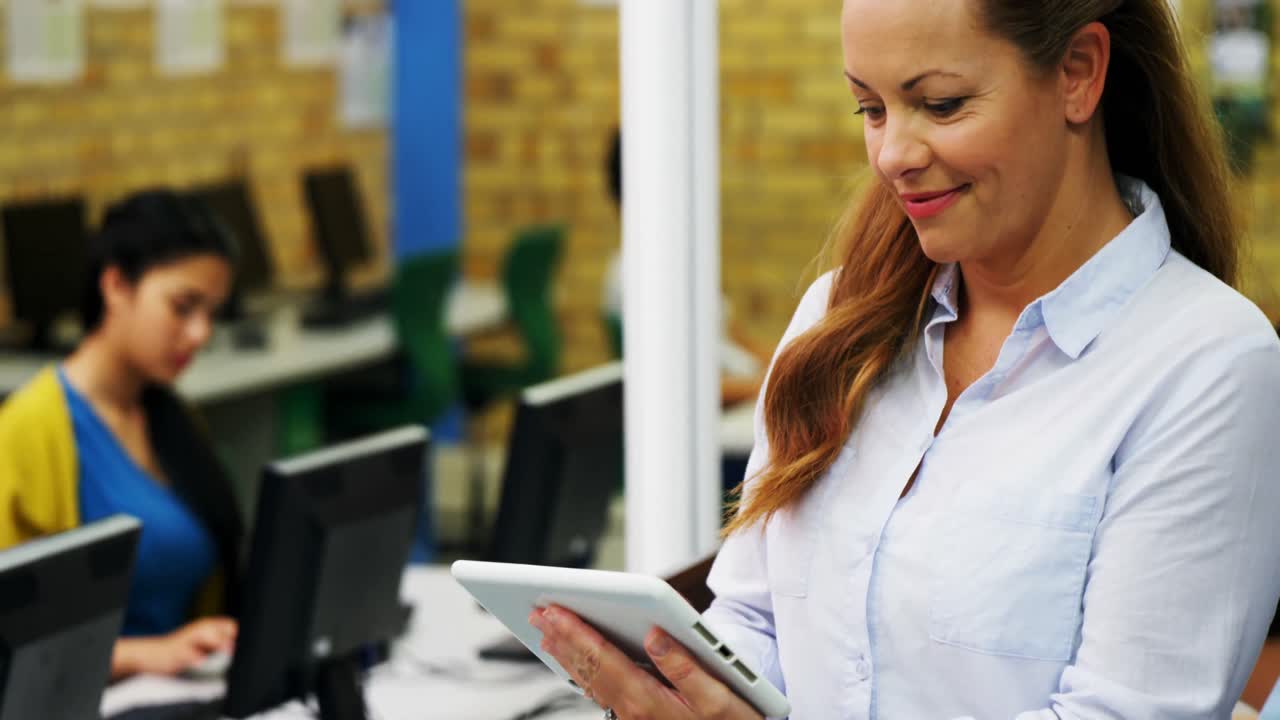 maestro usando tableta digital durante la clase de computadora