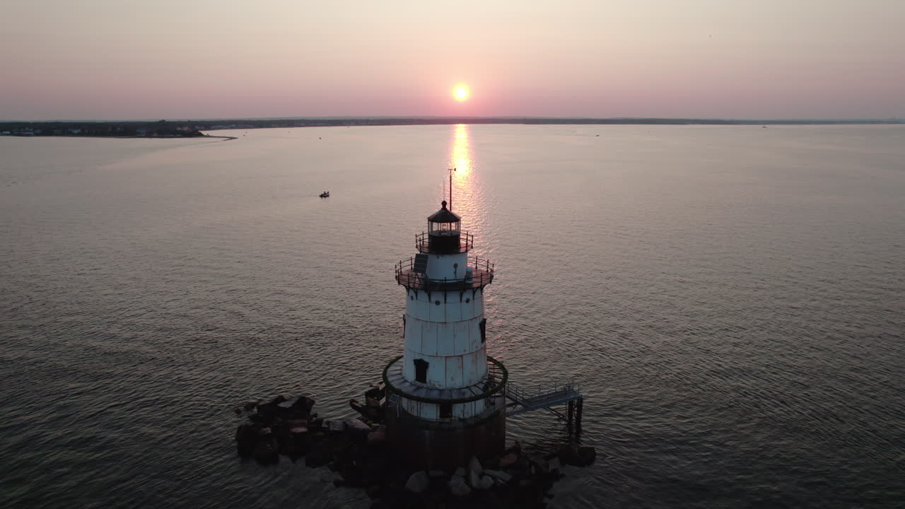 video de órbita aérea del faro del punto de conimicut en warwick, ri