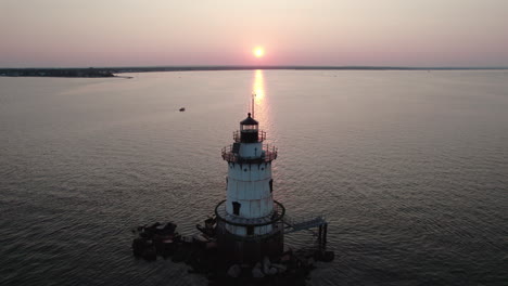 Video-De-La-órbita-Aérea-Del-Faro-De-Conimicut-Point-En-Warwick,-Ri