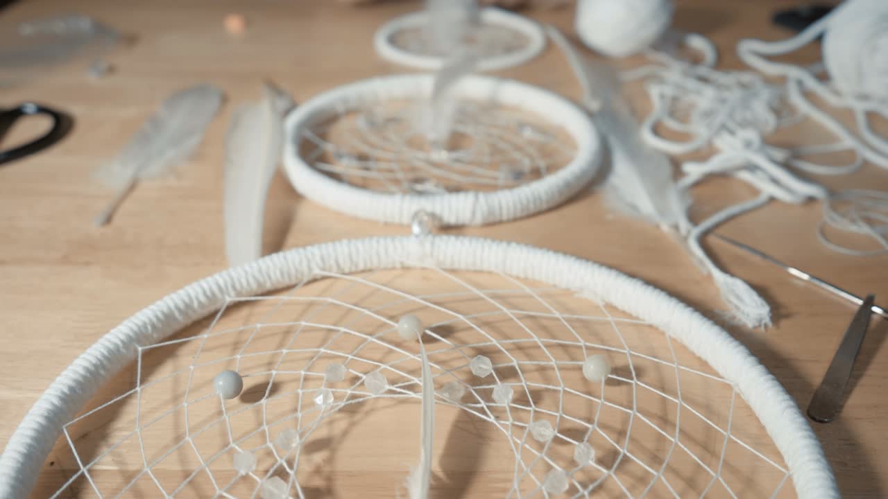 manos femeninas creando el cazador de sueños en primer plano