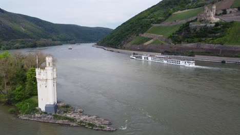 crucero en el valle del río rin entre la torre del ratón y el castillo de ehrenfels, alemania