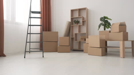 Cajas-De-Mudanza-Y-Escalera-En-La-Habitación-Vacía-Del-Nuevo-Hogar-2