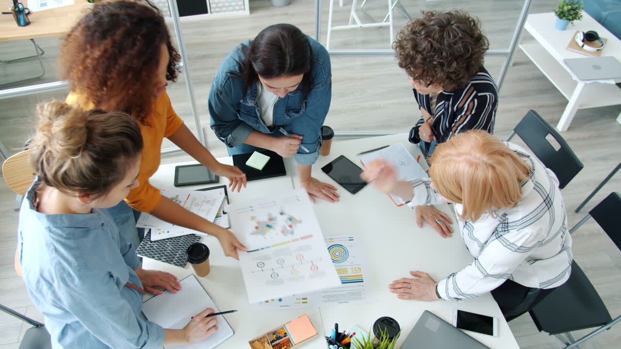 mujeres en reuniones de negocios