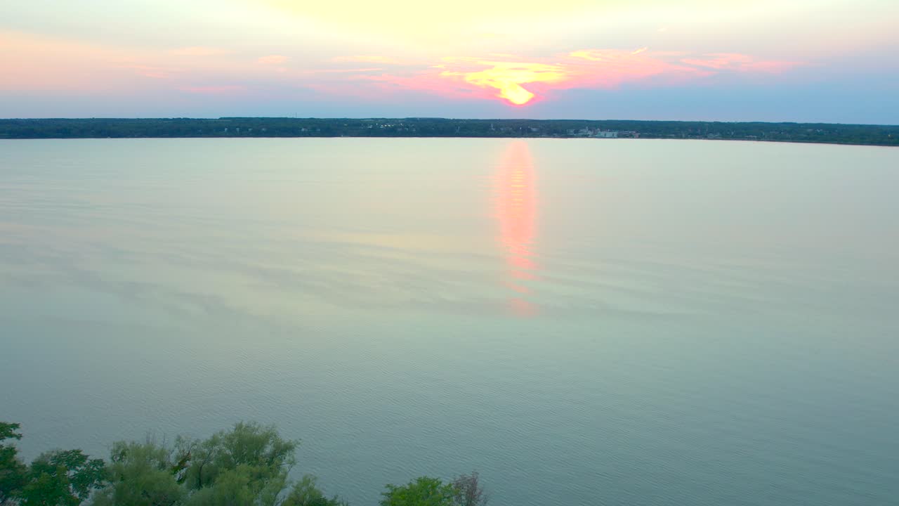 석양에 세네카 호수 뉴욕을 통해 아름다운 무인 항공기 공중 비행