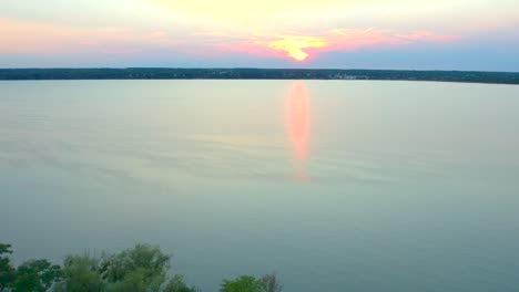 Hermoso-Vuelo-Aéreo-De-Drones-Sobre-El-Lago-Seneca-Nueva-York-Al-Atardecer