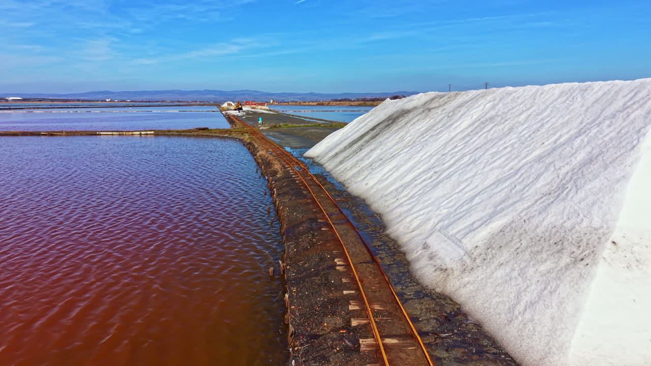 Saltproduktion finder sted på flade marker nær vand i Californien i dagtimerne.