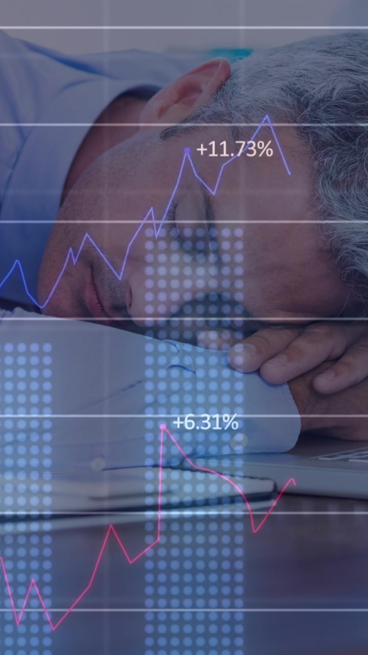 Animation av bearbetning av statistikdata över en kaukasisk affärsman som sover vid sitt skrivbord på kontoret.