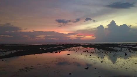 Reflejos-Divididos-Al-50%-Del-Cielo-En-El-Agua