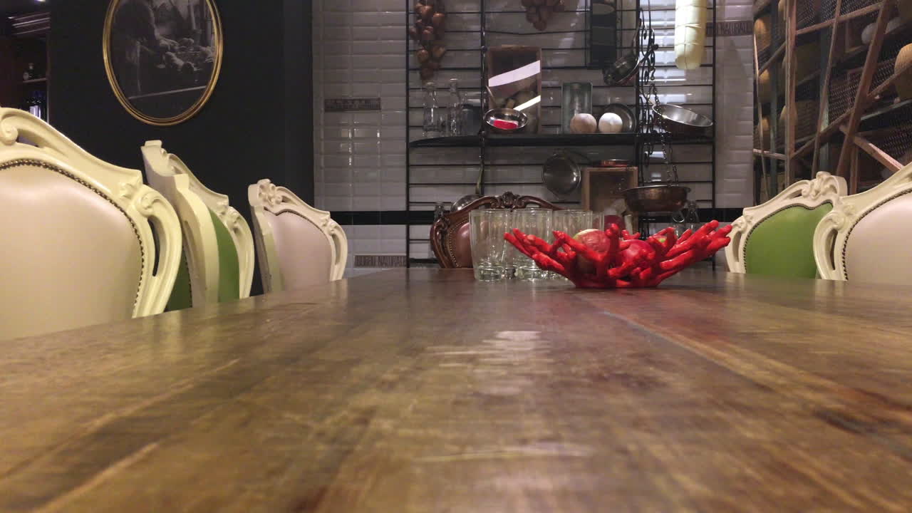 고전적인 테이블 배경을 가진 화이트 와인 잔 가까이