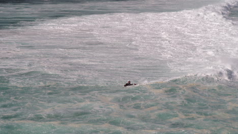 Jetski-Fahrer-Und-Surfer-Entkommen-Glücklich-Einer-Großen-Welle-In-Sicherheit