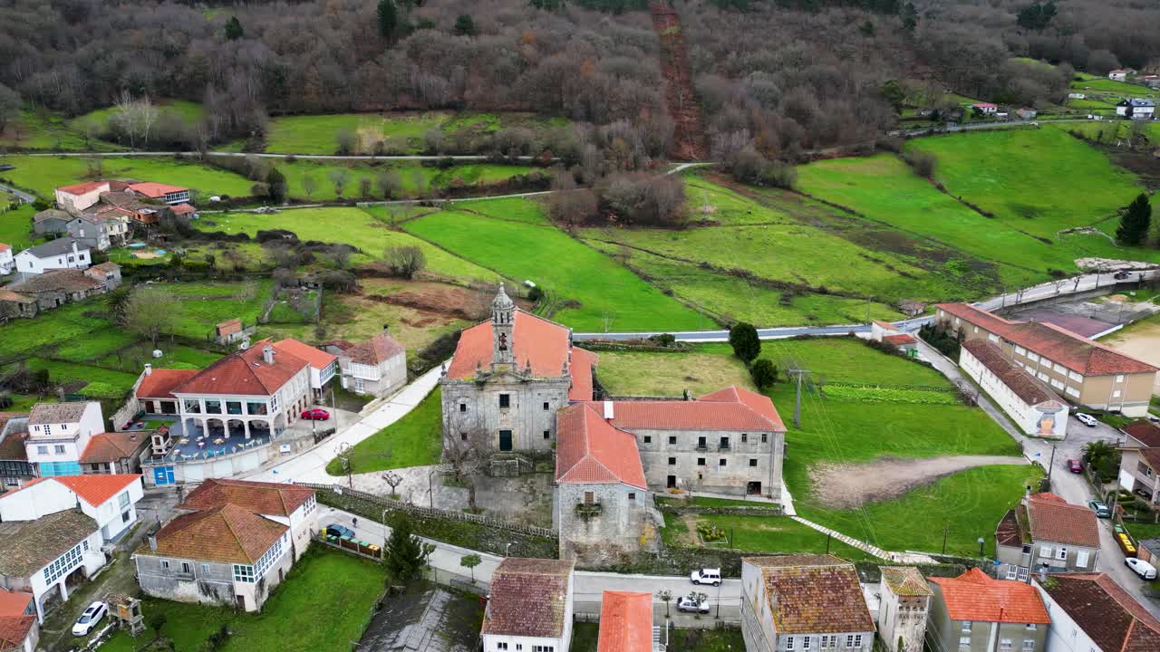 panorámica aérea de santa maría de xunqueira en ribeira sacra, españa