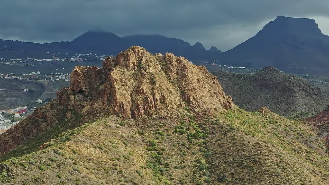Vistas de montanhas e morros em Tenerife, Espanha, durante um clima nublado