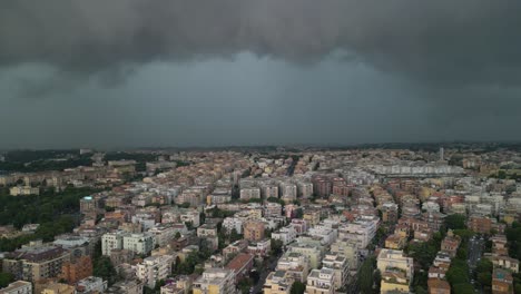 Drones-Aéreos-Que-Se-Mueven-Hacia-Atrás-Sobre-Nubes-Oscuras-De-Lluvia-Flotando-Sobre-Los-Edificios-Residenciales-En-La-Ciudad-De-Roma,-Italia-Durante-El-Día