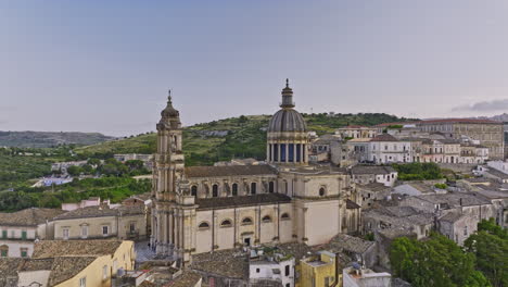 ragusa italia sobrevuelo aéreo de drones v6 y alrededor de la antigua arquitectura barroca duomo di san giorgio iglesia catedral ubicada en la ladera dentro de la ciudad histórica - filmado con mavic 3 cine - junio 2023