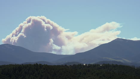 Langsames-Heranzoomen-Auf-Calf-Canyon-Hermits-Peak-Wildfire-In-Der-Nähe-Von-Las-Vegas,-New-Mexico