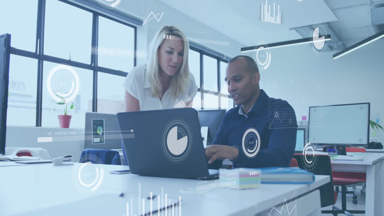 animación de análisis de datos de negocios sobre colegas que trabajan en computadora portátil en la oficina moderna