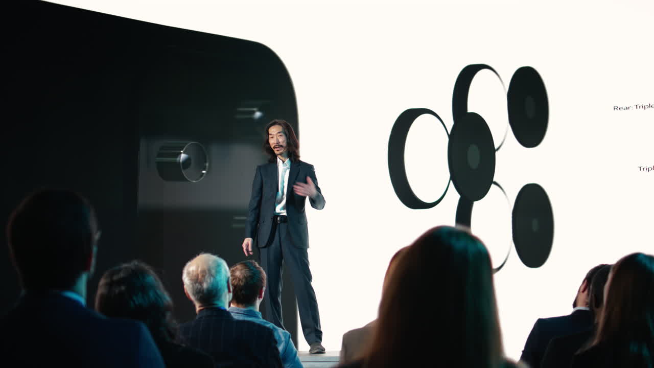 Il responsabile di prodotto asiatico presenta il nuovo prodotto per la tecnologia mobile